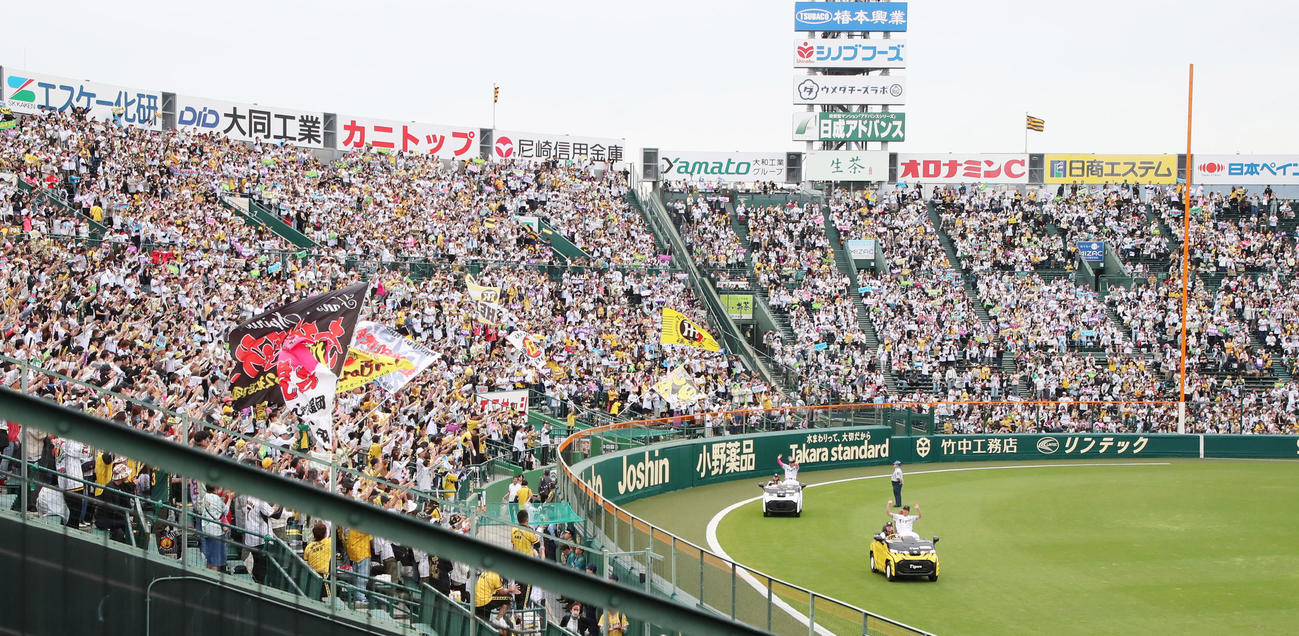 阪神対中日　リリーフカーで場内1周する湯浅（右）と佐藤輝（撮影・加藤哉）