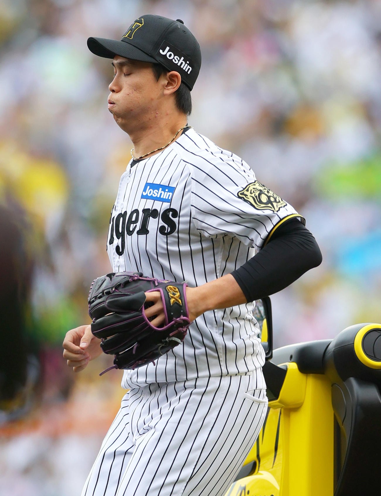 阪神対中日　6回表中日2死一、三塁、伊原に代わって湯浅がマウンドへ向かう（撮影・上山淳一）