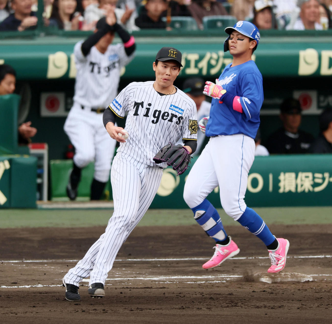 阪神対中日　6回表中日2死満塁、阪神2番手で登板の湯浅は高橋周を一ゴロに仕留めベースカバーにはいる（撮影・加藤哉）