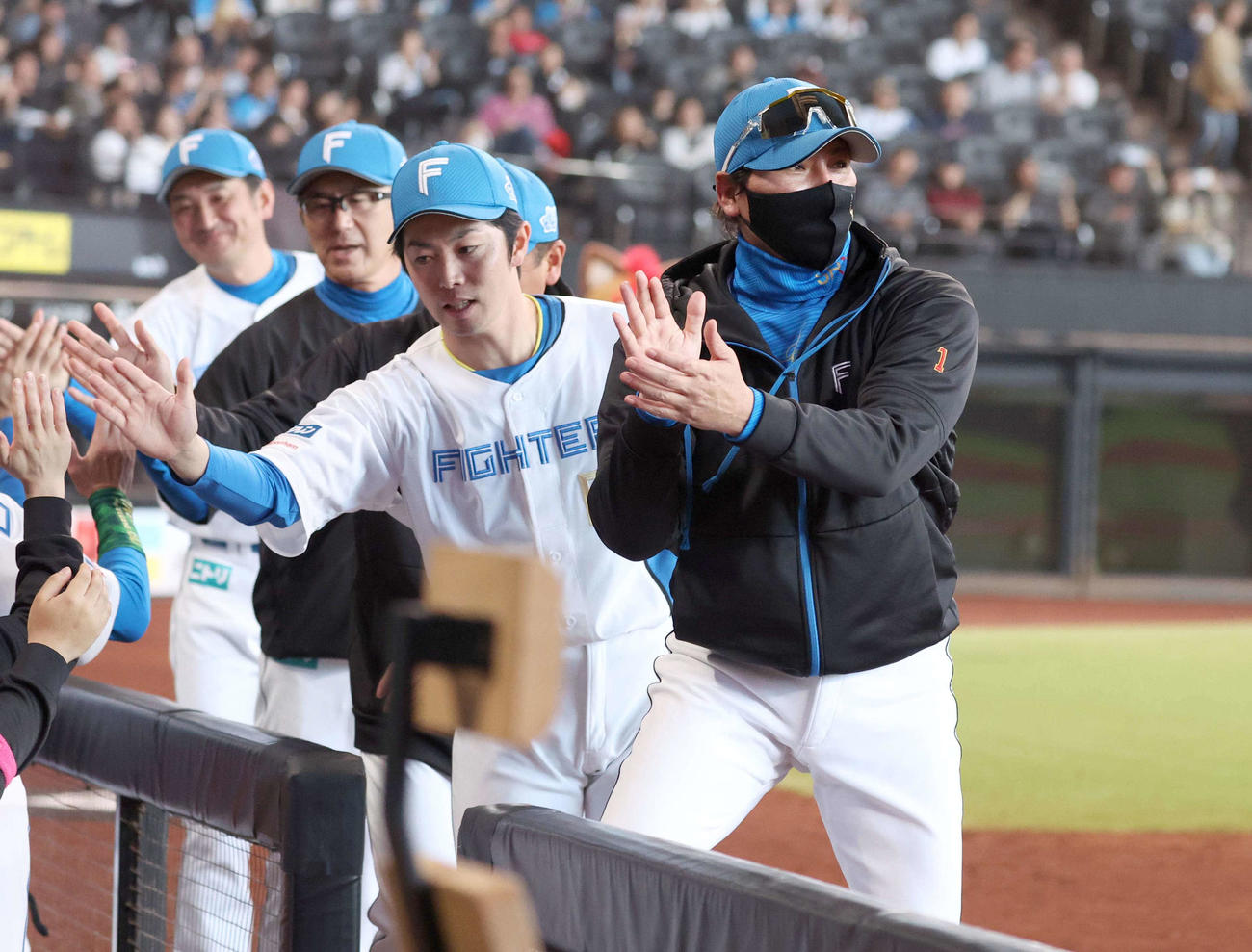 日本ハム対楽天　試合後、笑顔の新庄監督（右端）（撮影・黒川智章）