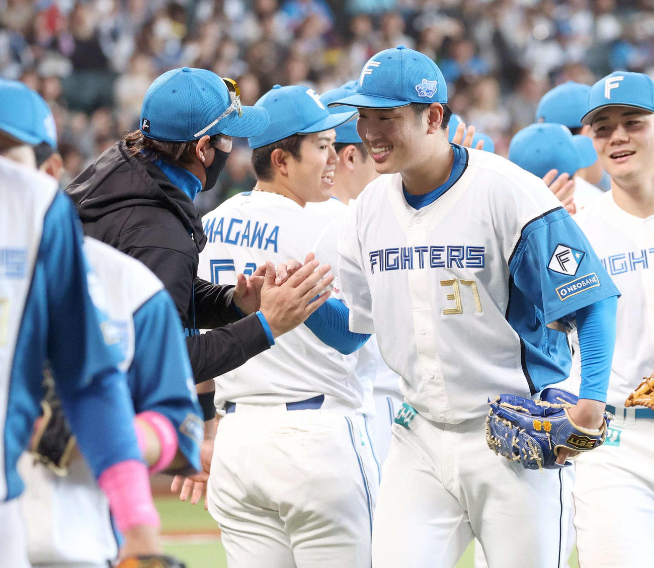 日本ハム対楽天　試合後、古林睿煬を出迎える新庄監督（撮影・黒川智章）