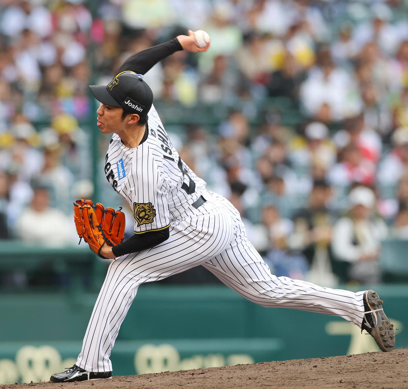 阪神対中日　8回表に登板する石井（撮影・上山淳一）