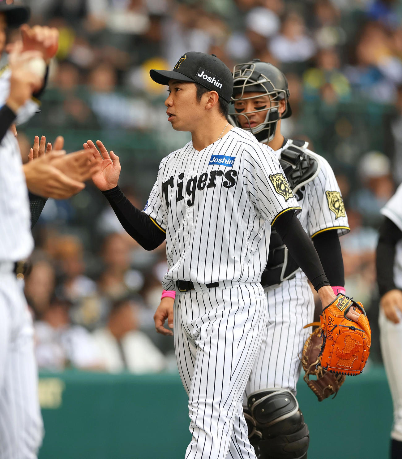 阪神対中日　8回に登板した阪神石井（手前）は無失点に終え、ベンチに引きあげる（撮影・上山淳一）