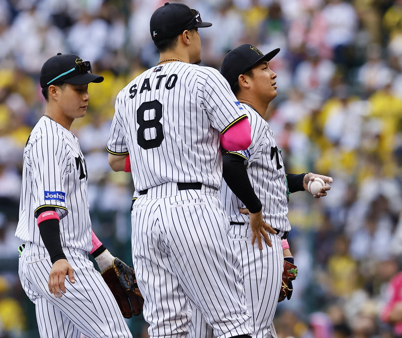 阪神対中日　6回表中日2死一、三塁、交代を告げられた伊原（右）（撮影・藤尾明華）