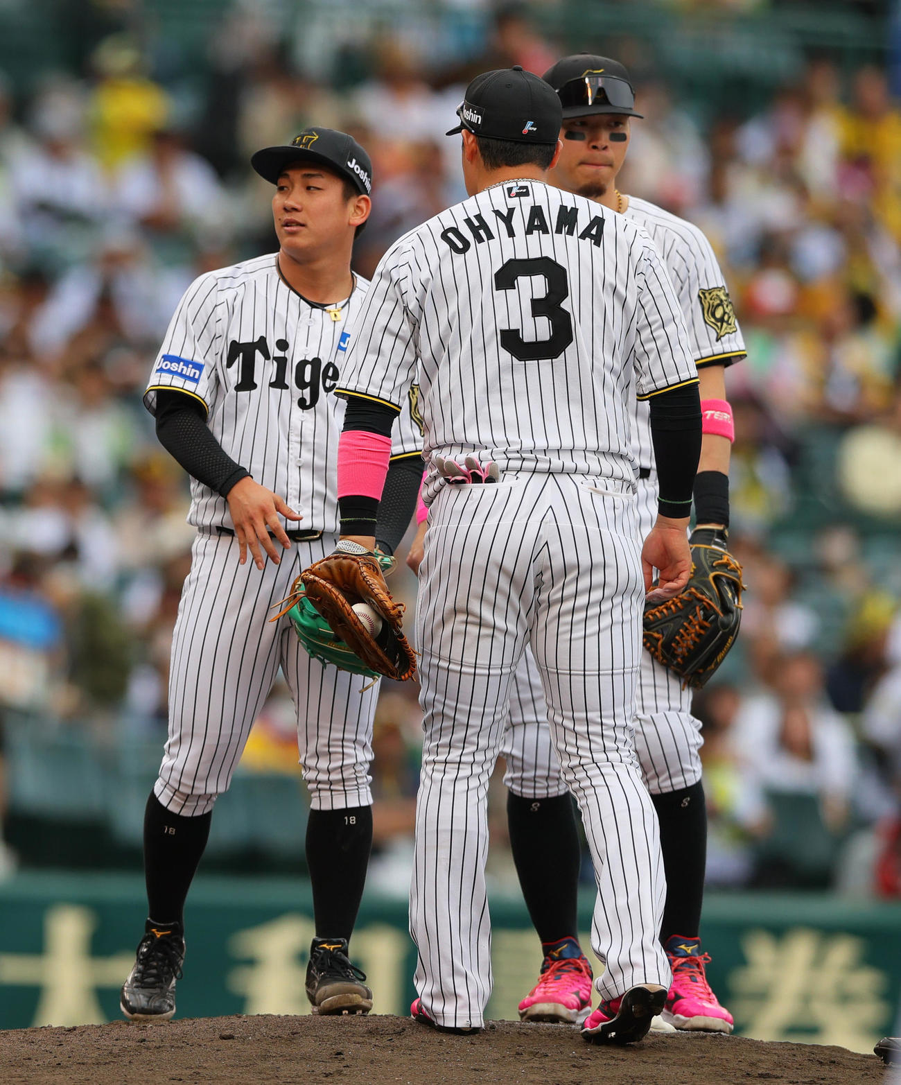 阪神対中日　6回表中日2死一、三塁、伊原（左）は打者中田を前に交代となる（撮影・上山淳一）
