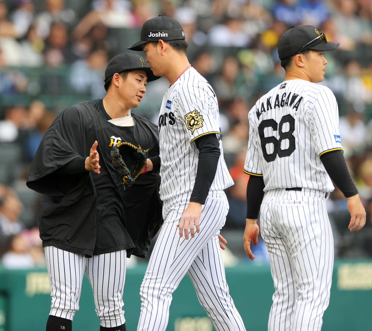 阪神対中日　伊原（左）は7回に登板し3者凡退に抑えた及川を出迎える（撮影・上山淳一）