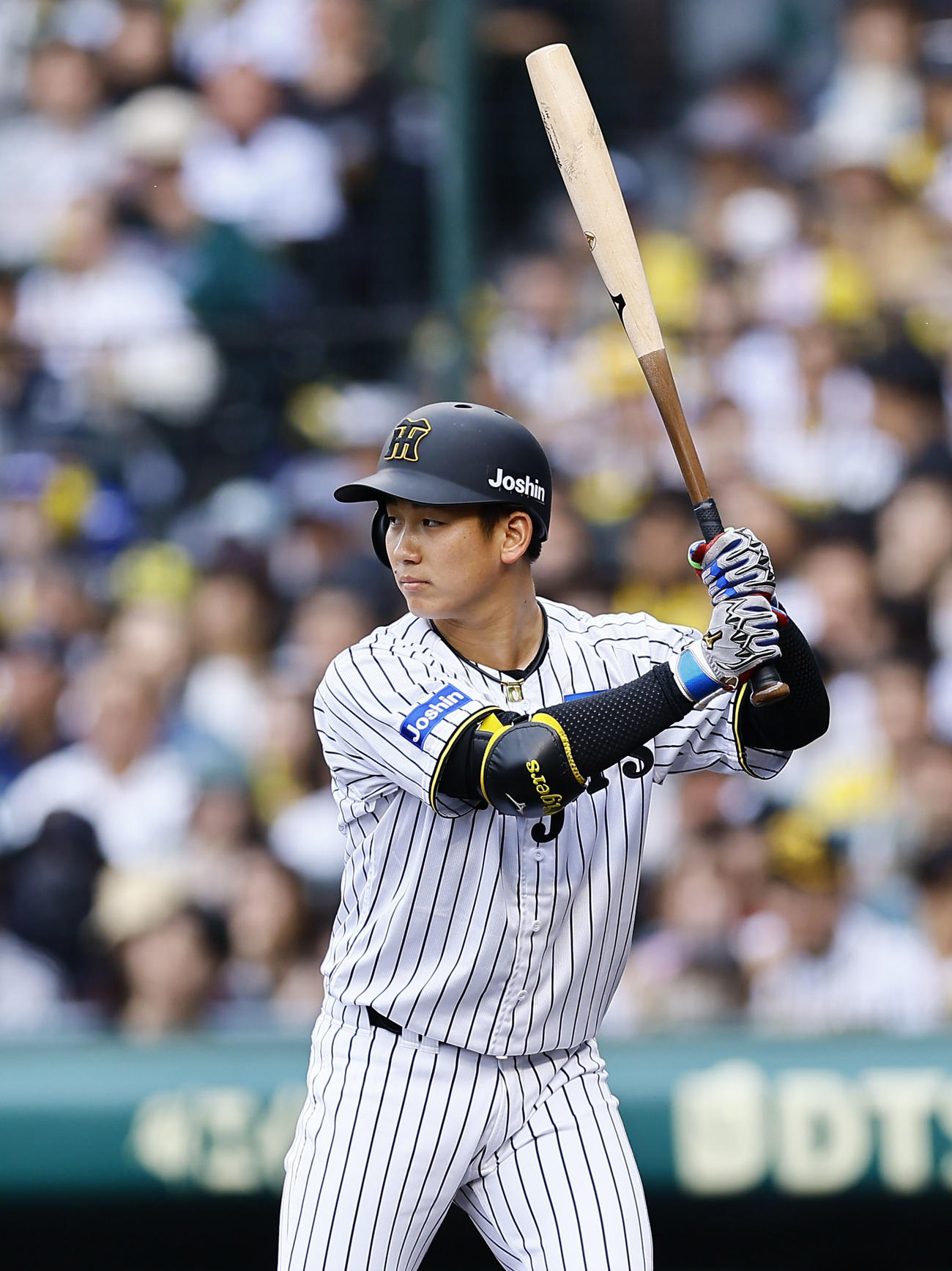 阪神対中日　4回裏阪神2死一、二塁、魚雷バットで打席に立つ伊原（撮影・藤尾明華）