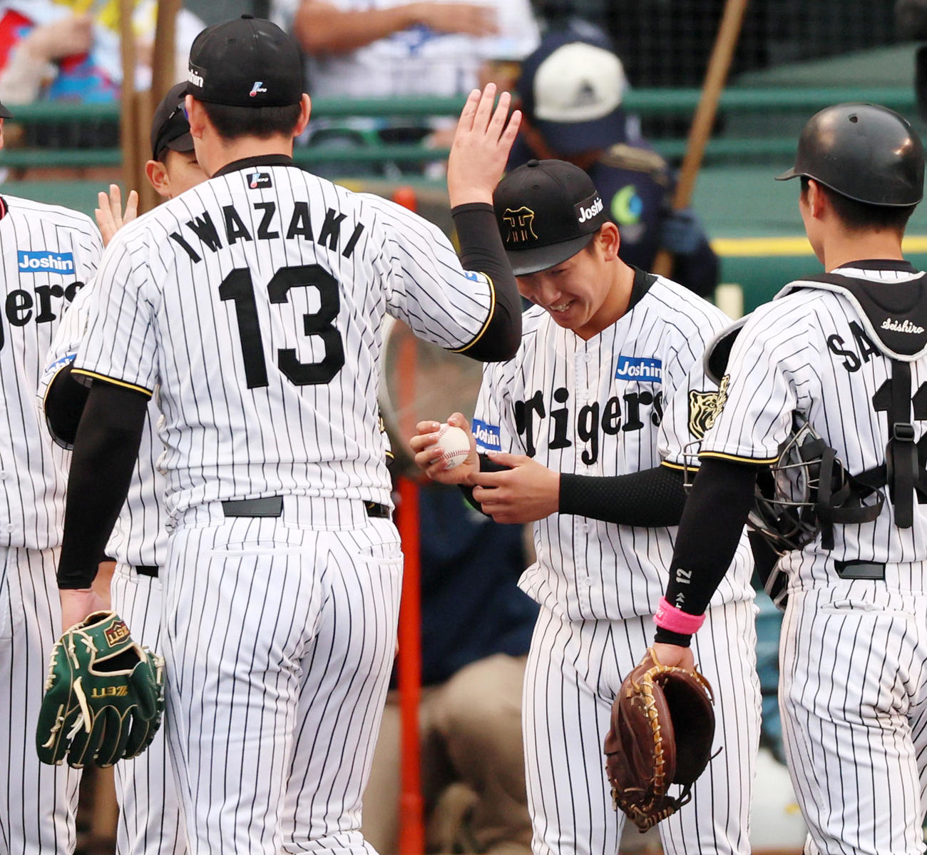 阪神対中日　中日に勝利し岩崎（左）からウイニングボールを手渡された伊原はポン！と頭を叩かれる（撮影・加藤哉）