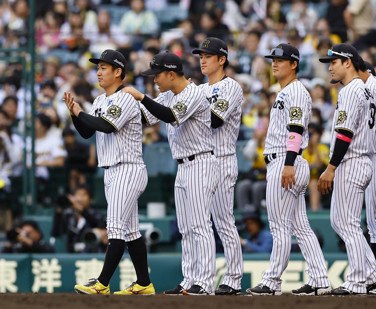 阪神対中日　中日に勝利し、ナイン出迎える阪神伊原（左端）（撮影・藤尾明華）