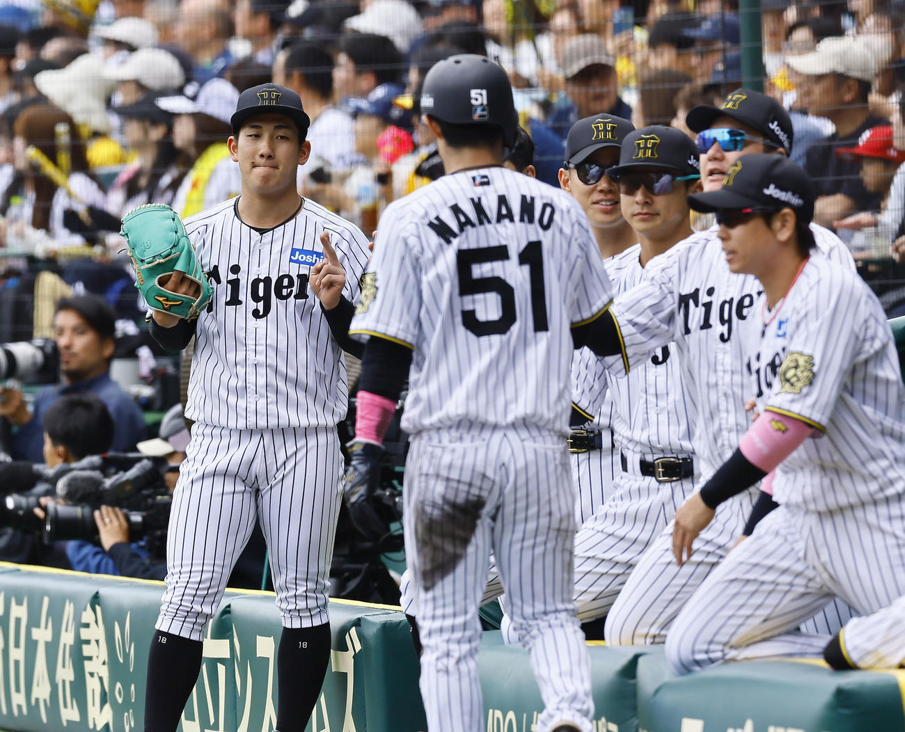 阪神対中日　1回裏阪神2死一塁、佐藤輝の先制適時二塁打で生還した中野を出迎える伊原（右端）（撮影・藤尾明華）