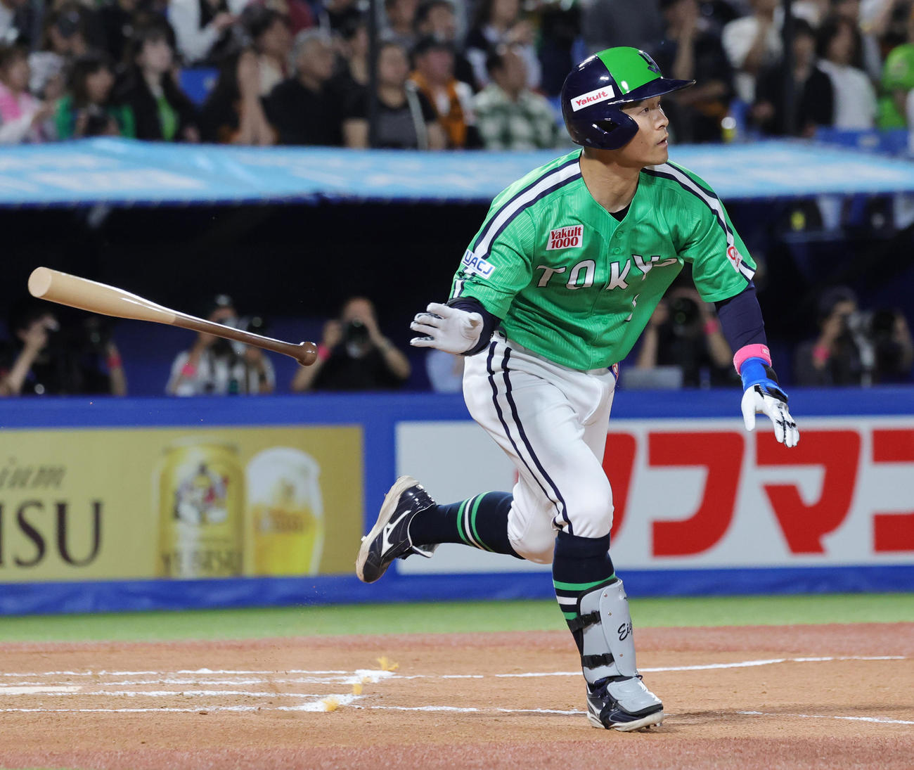 ヤクルト対巨人　6回裏ヤクルト1死三塁、右越え先制2点本塁打を放つ茂木（撮影・野上伸悟）