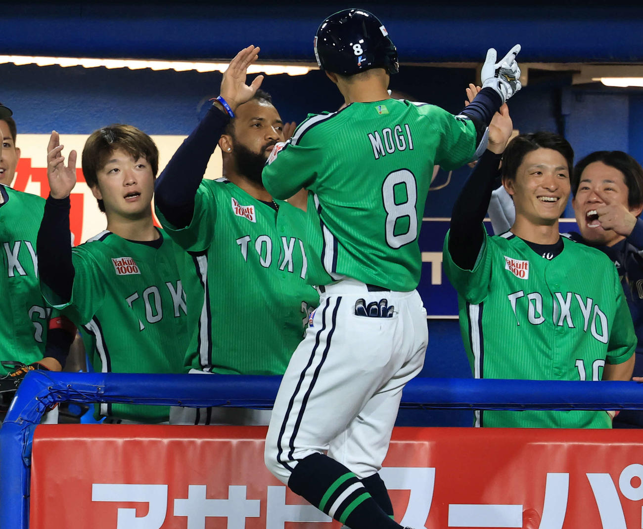 ヤクルト対巨人　6回裏ヤクルト1死三塁、茂木（手前）が2点本塁打を放ち、笑顔で迎える吉村（左）ら選手たち（撮影・浅見桂子）