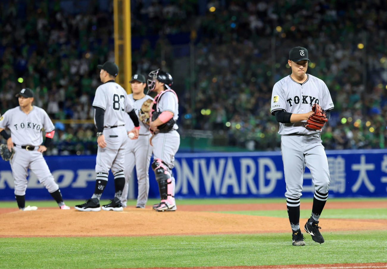 ヤクルト対巨人　6回裏ヤクルト1死三塁、茂木に2点本塁打を許し、降板となった堀田（右）は悔しそうにベンチに戻る（撮影・浅見桂子）
