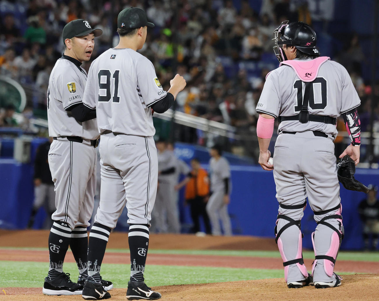 ヤクルト対巨塁打人　6回裏ヤクルト1死三塁、茂木に右越え先制2点本塁打を許した堀田（中央）に交代を告げる阿部監督（撮影・野上伸悟）
