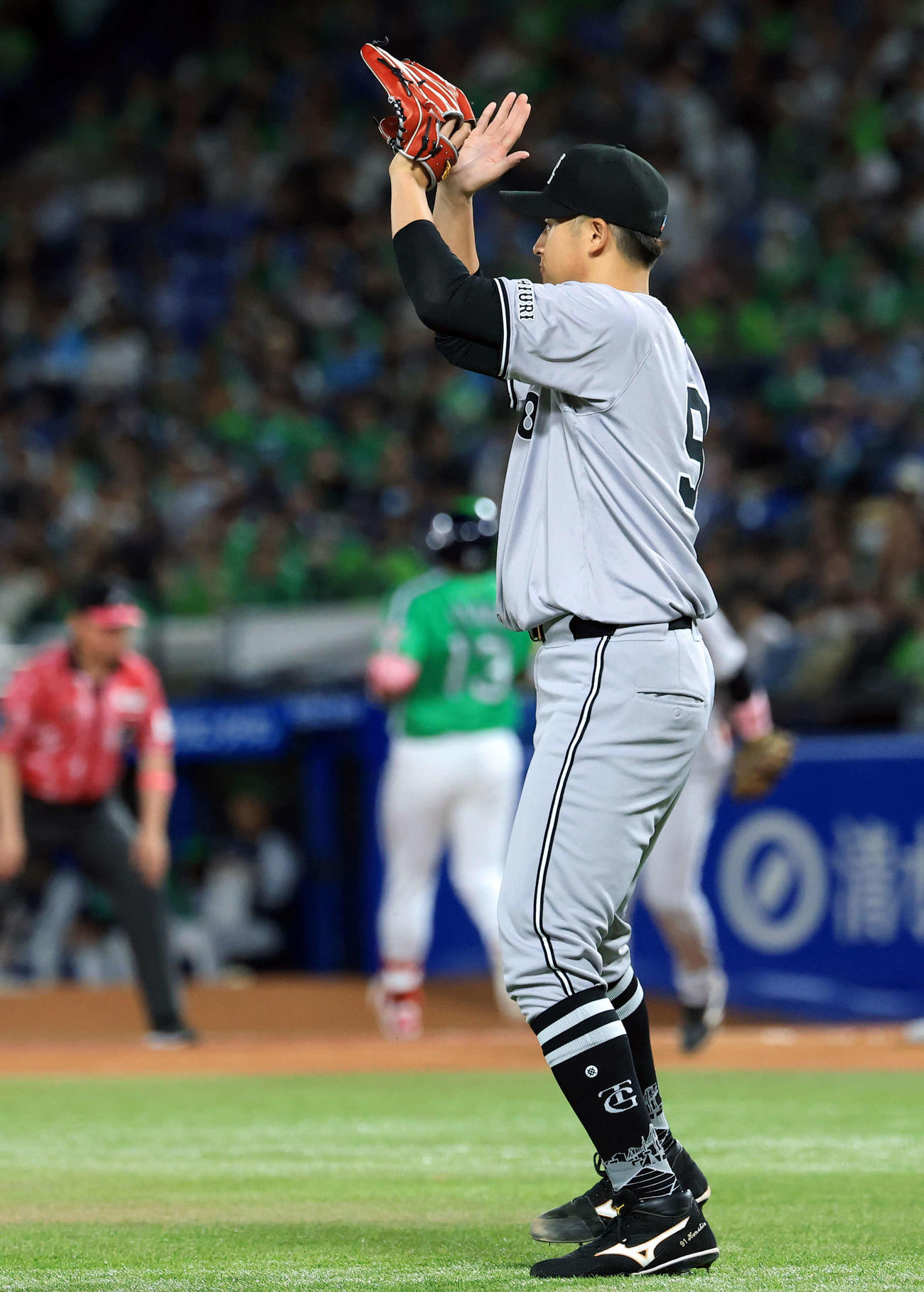 ヤクルト対巨人　5回裏ヤクルト2死一塁、吉村を遊ゴロに仕留め拍手する堀田（撮影・浅見桂子）