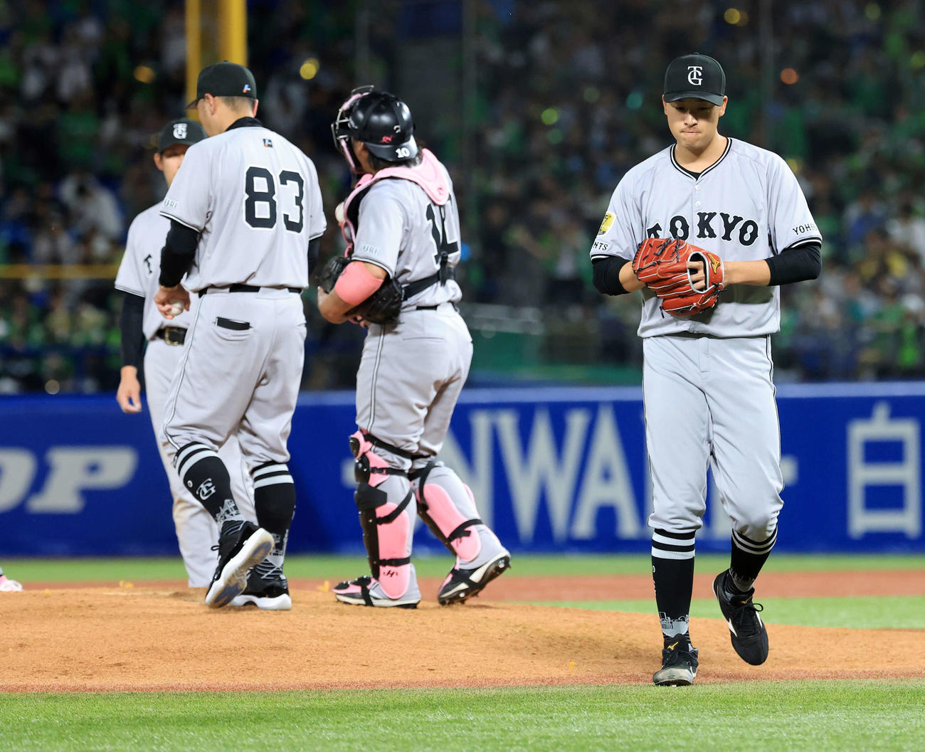 ヤクルト対巨人　6回裏ヤクルト1死三塁、茂木に2点本塁打を許し、阿部監督（左）から降板を告げられた堀田（右）は悔しそうにベンチに戻る（撮影・浅見桂子）