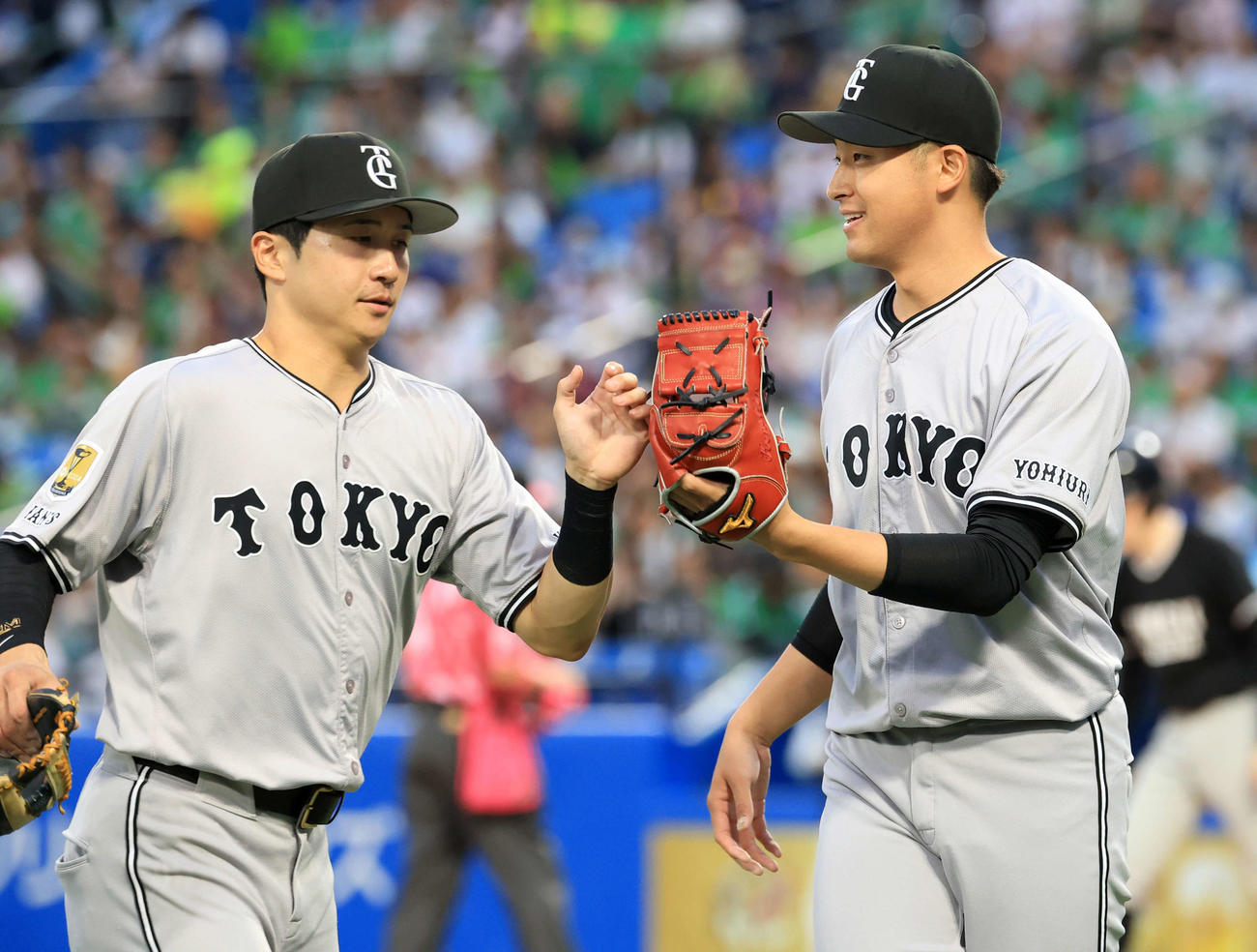 ヤクルト対巨人　1回裏ヤクルトの攻撃を抑えた堀田（右）は笑みを浮かべて泉口とハイタッチ（撮影・浅見桂子）