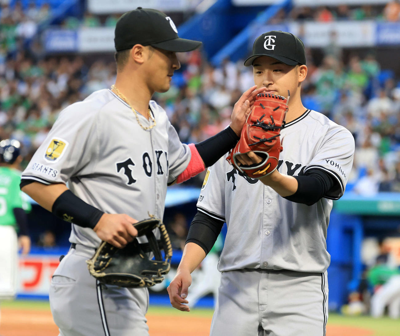 ヤクルト対巨人　1回裏ヤクルトの攻撃を抑えた堀田（右）は笑みを浮かべて吉川とハイタッチ（撮影・浅見桂子）