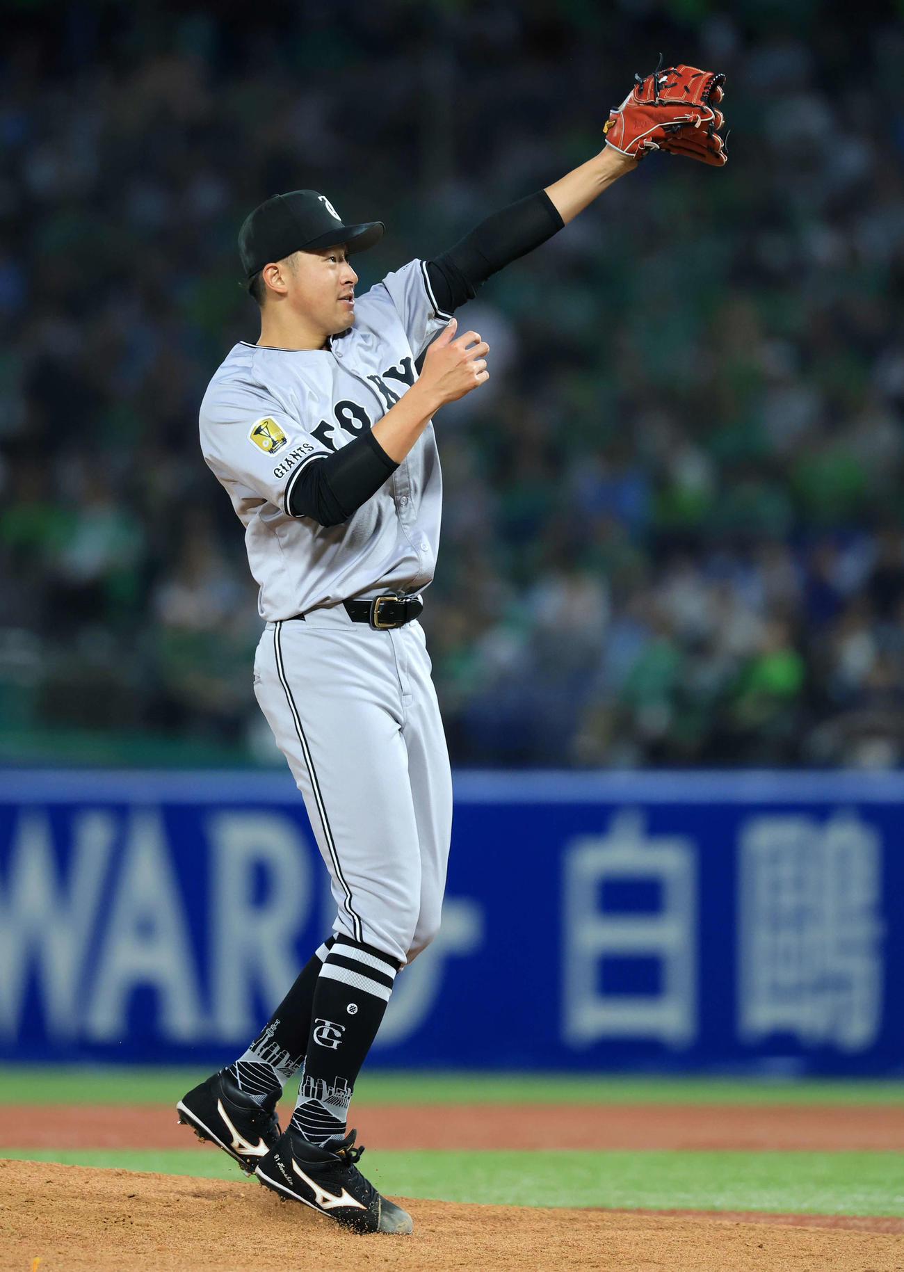 ヤクルト対巨人　3回裏ヤクルト1死、吉村の打球を捕球し投手ゴロに仕留める堀田（撮影・浅見桂子）