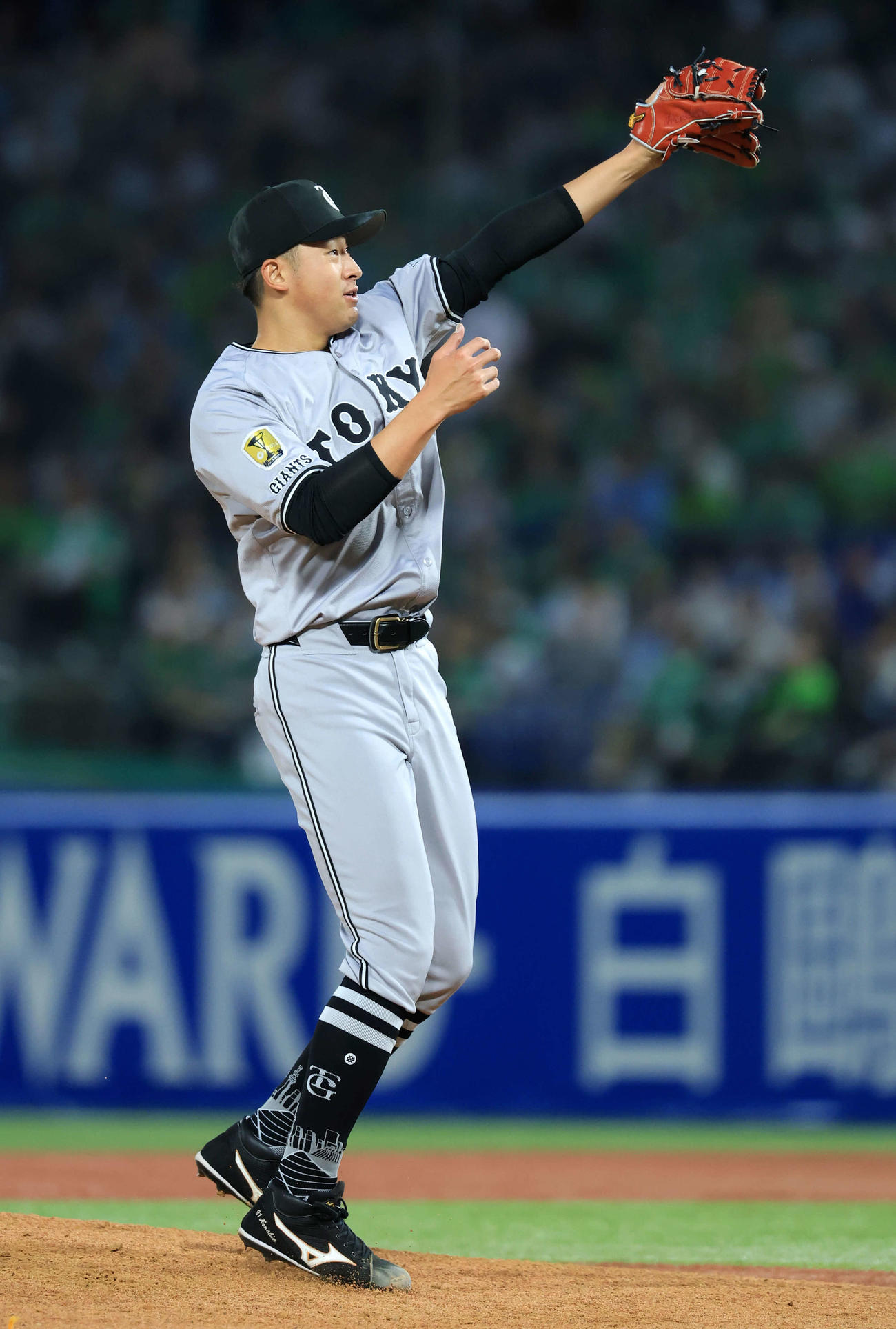 ヤクルト対巨人　3回裏ヤクルト1死、吉村の打球を捕球し投手ゴロに仕留める堀田（撮影・浅見桂子）