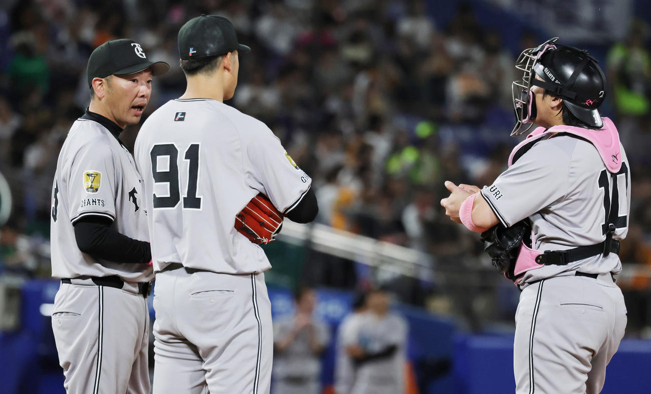 ヤクルト対巨塁打人　6回裏ヤクルト1死三塁、茂木に右越え先制2点本塁打を許した堀田（中央）に交代を告げる阿部監督（撮影・野上伸悟）