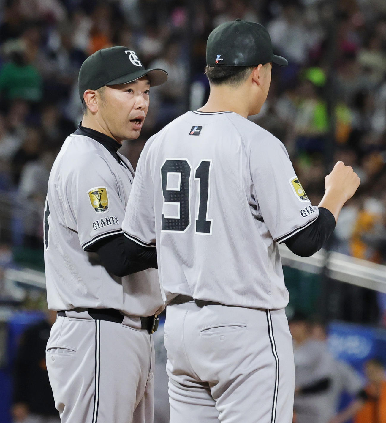 ヤクルト対巨塁打人　6回裏ヤクルト1死三塁、茂木に右越え先制2点本塁打を許した堀田（右）に交代を告げる阿部監督（撮影・野上伸悟）
