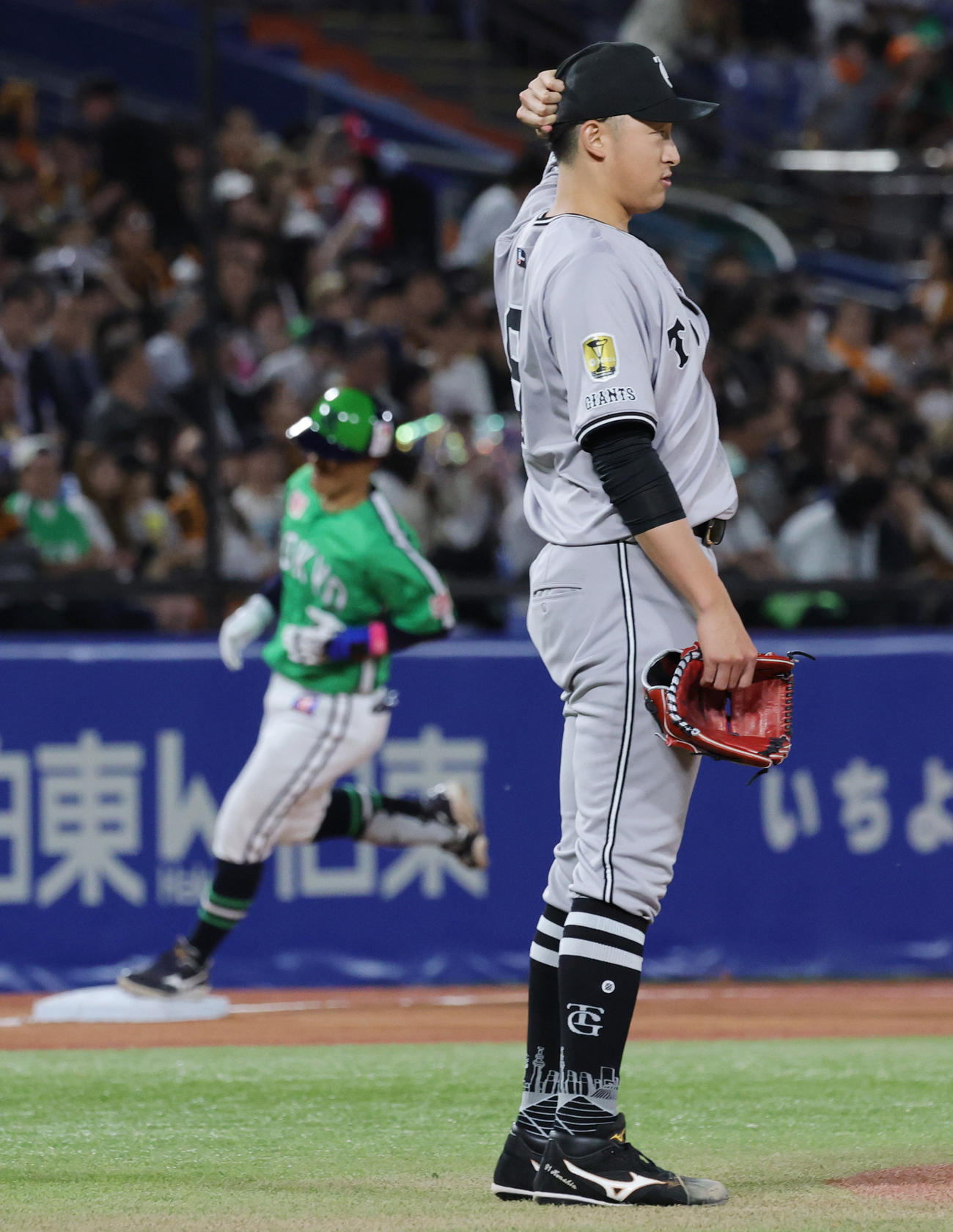 ヤクルト対巨塁打人　6回裏ヤクルト1死三塁、茂木に右越え先制2点本塁打を許す堀田（撮影・野上伸悟）