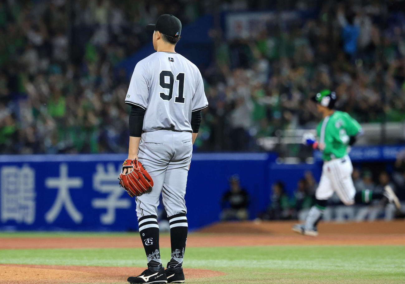 ヤクルト対巨人　6回裏ヤクルト1死三塁、茂木（奥）に2点本塁打を許し、ぼう然の堀田（撮影・浅見桂子）