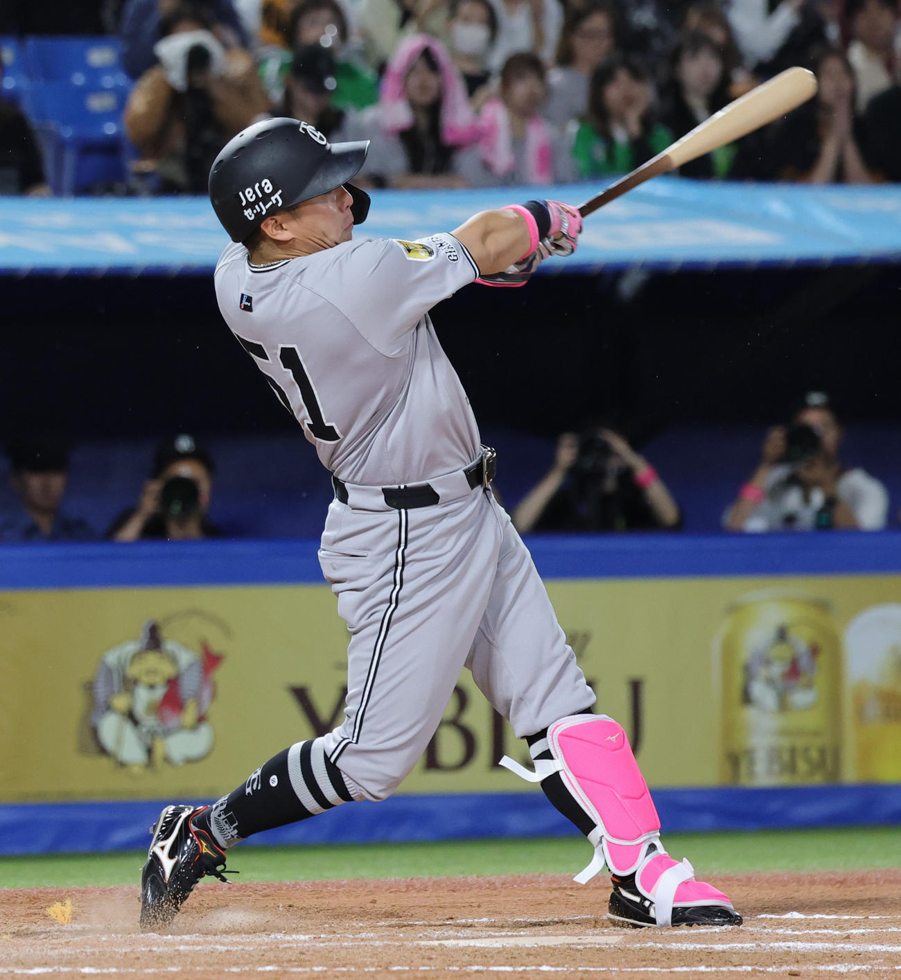 ヤクルト対巨人　8回表巨人1死、左越え本塁打を放つ浅野（撮影・野上伸悟）