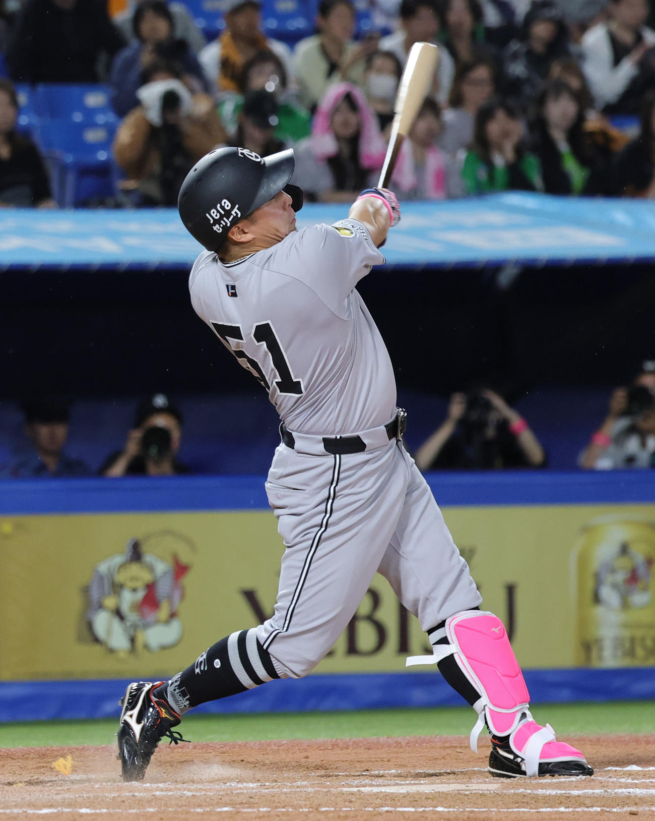 ヤクルト対巨人　8回表巨人1死、左越え本塁打を放つ浅野（撮影・野上伸悟）
