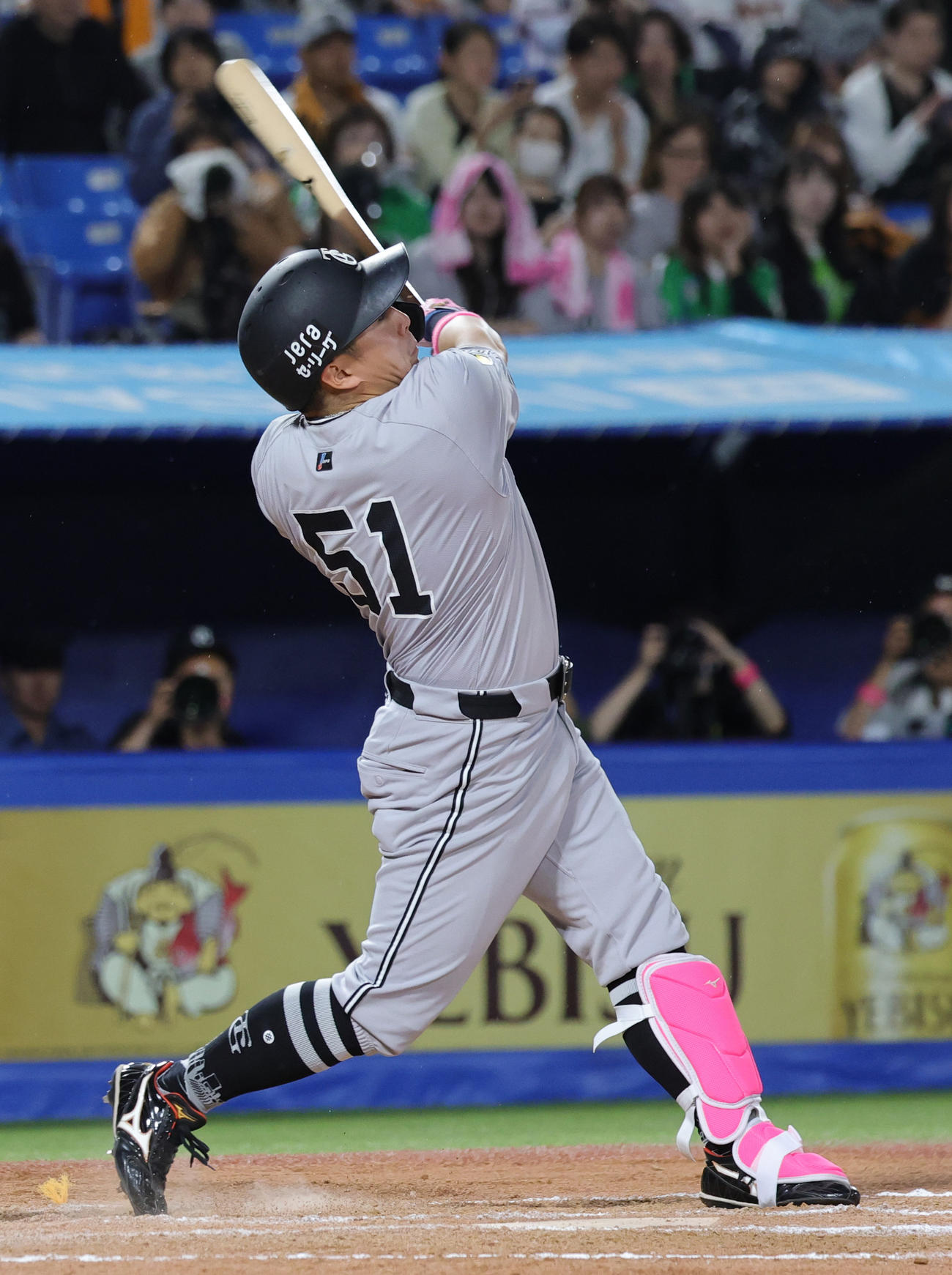 ヤクルト対巨人　8回表巨人1死、左越え本塁打を放つ浅野（撮影・野上伸悟）