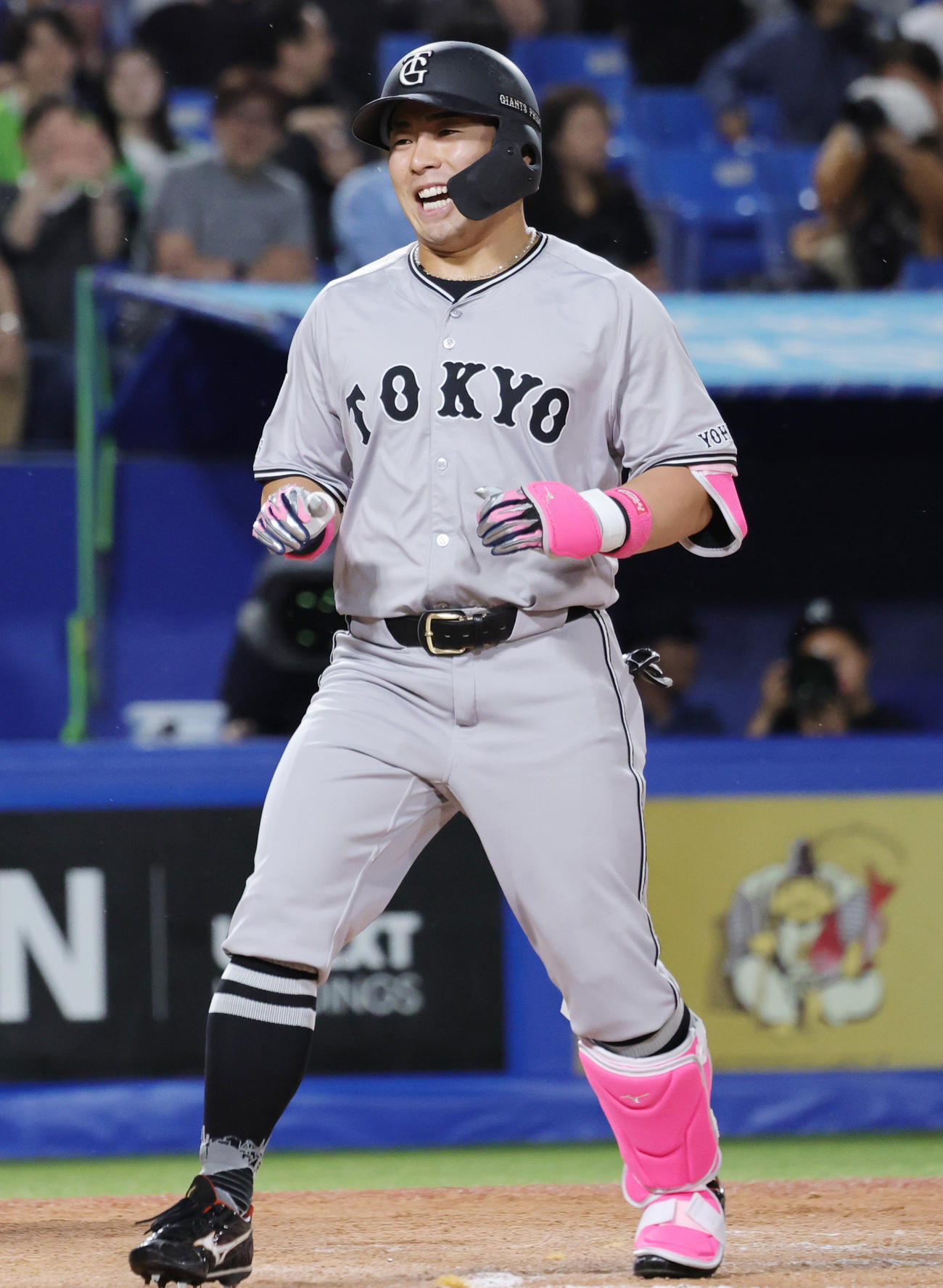 ヤクルト対巨人　8回表巨人1死、左越え本塁打を放ち喜ぶ浅野（撮影・野上伸悟）