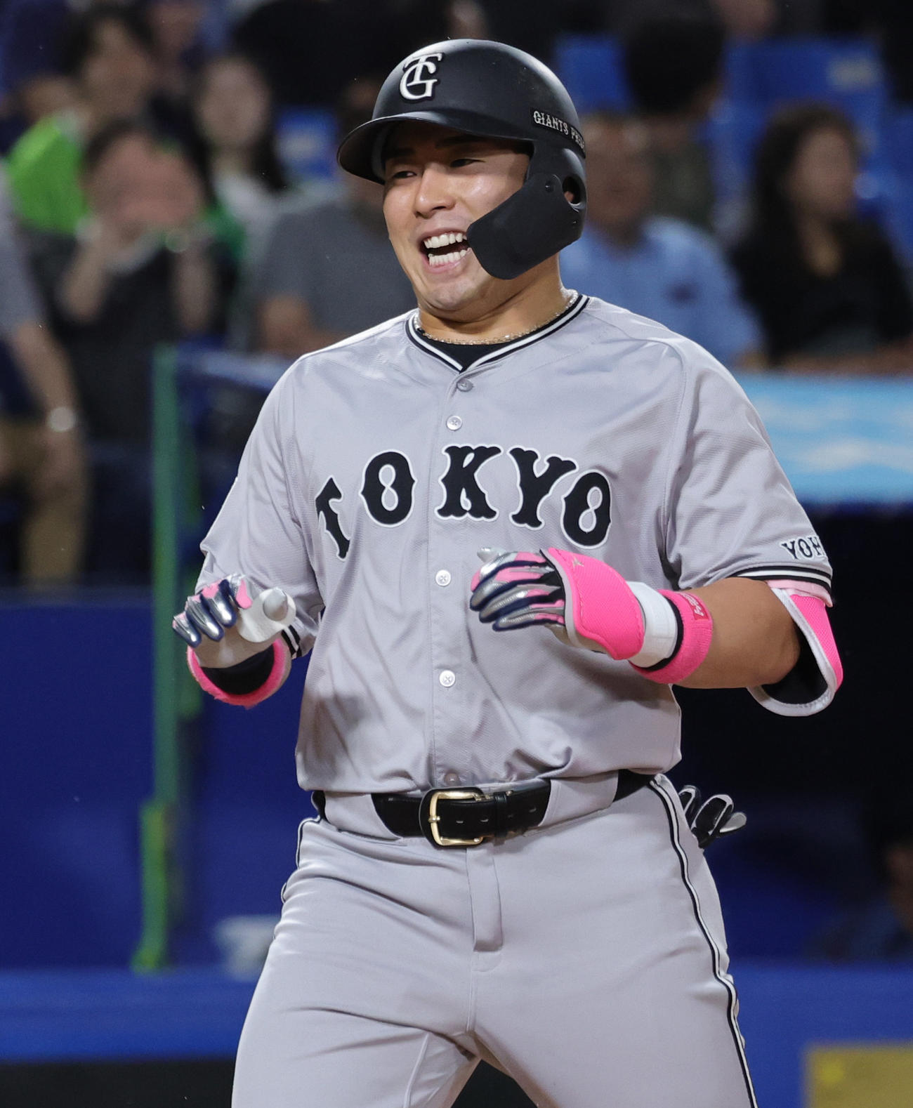 ヤクルト対巨人　8回表巨人1死、左越え本塁打を放ち喜ぶ浅野（撮影・野上伸悟）