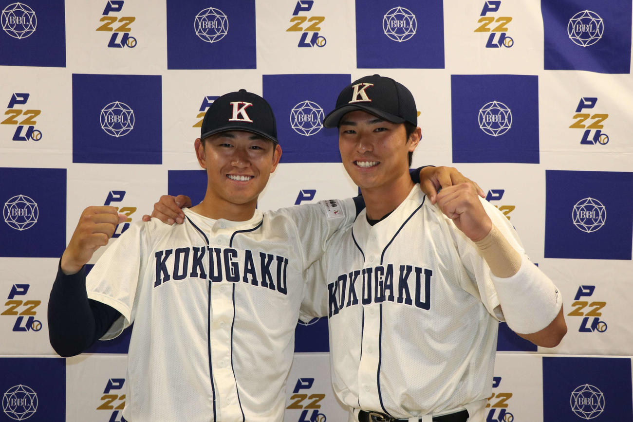 東都大学野球　中大対国学院大　勝利し笑顔で肩を組む国学院大・榊原（左）と渡辺（撮影・一樹）