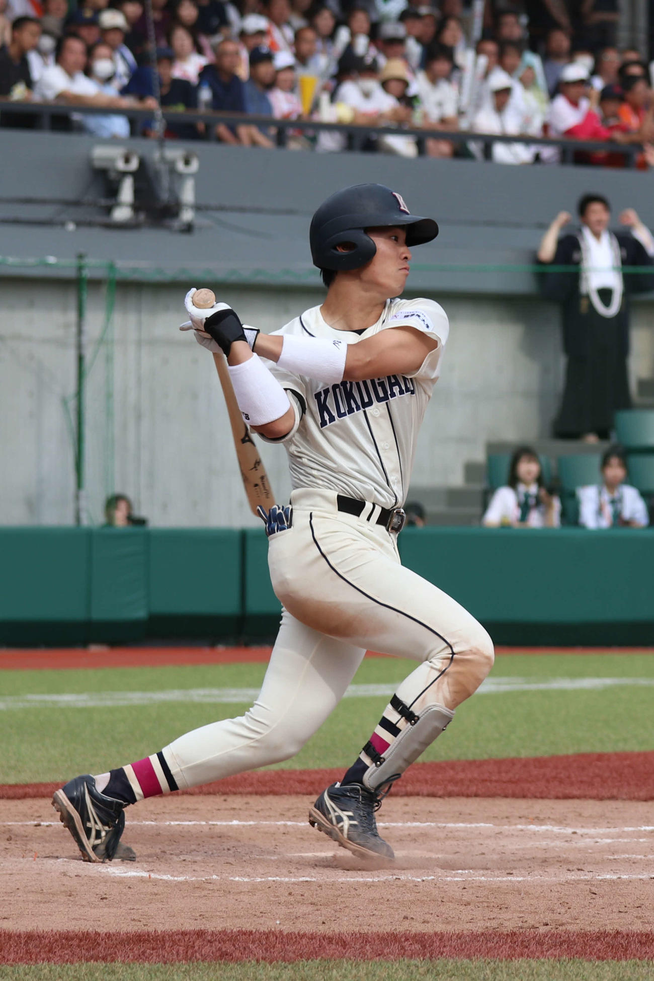 東都大学野球　中大対国学院大　3回裏国学院大1死満塁、右前2点適時打を放つ渡辺（撮影・一樹）