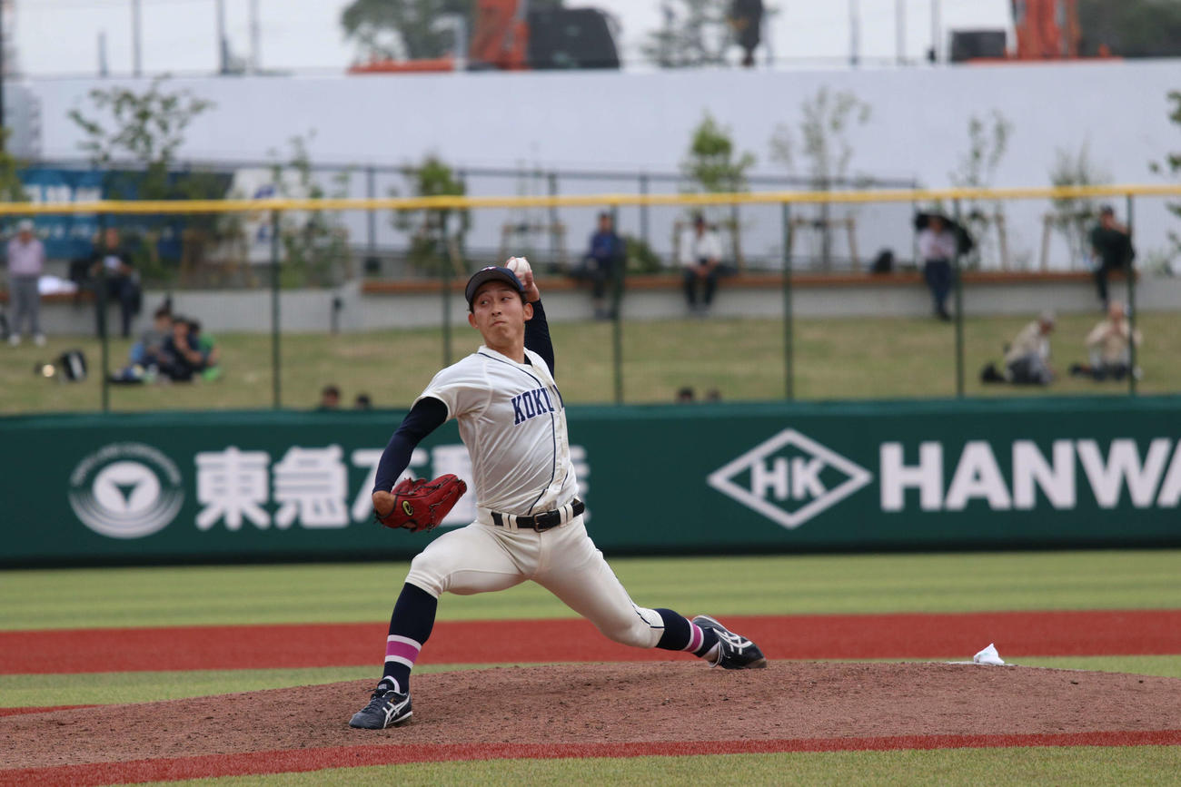東都大学野球　中大対国学院大　2番手で登板し力投する国学院大・飯田（撮影・一樹）