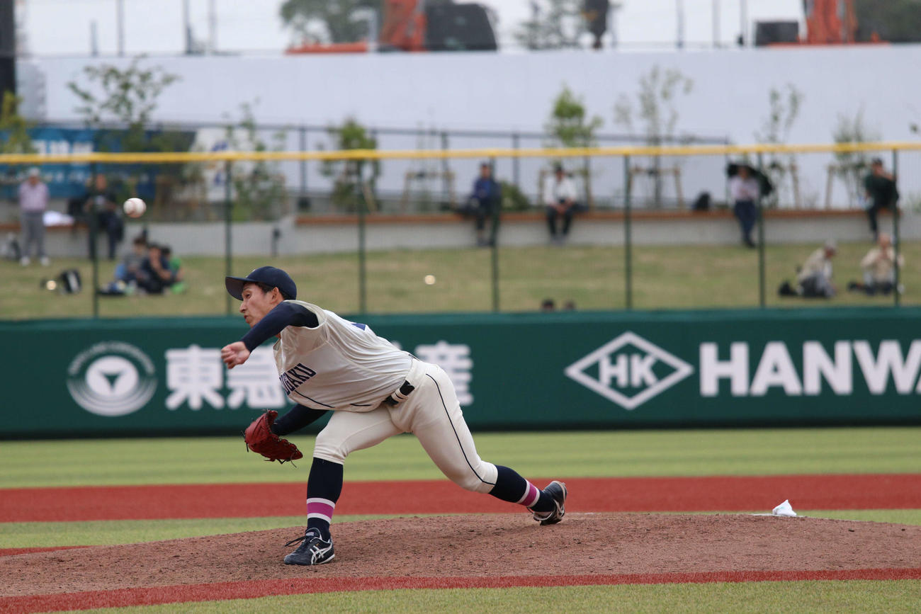 東都大学野球　中大対国学院大　2番手で登板し力投する国学院大・飯田（撮影・一樹）