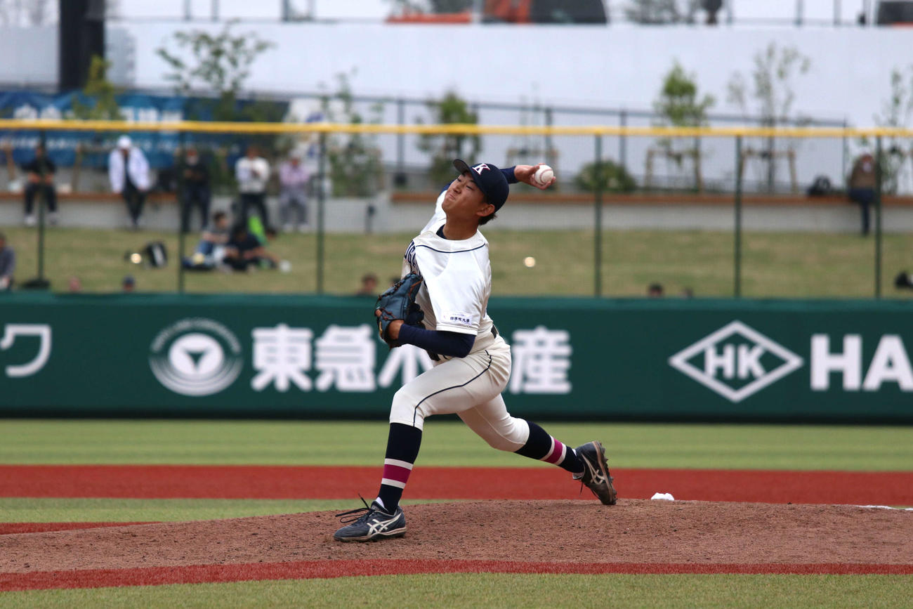東都大学野球　中大対国学院大　3番手で登板し力投する国学院大・榊原（撮影・一樹）