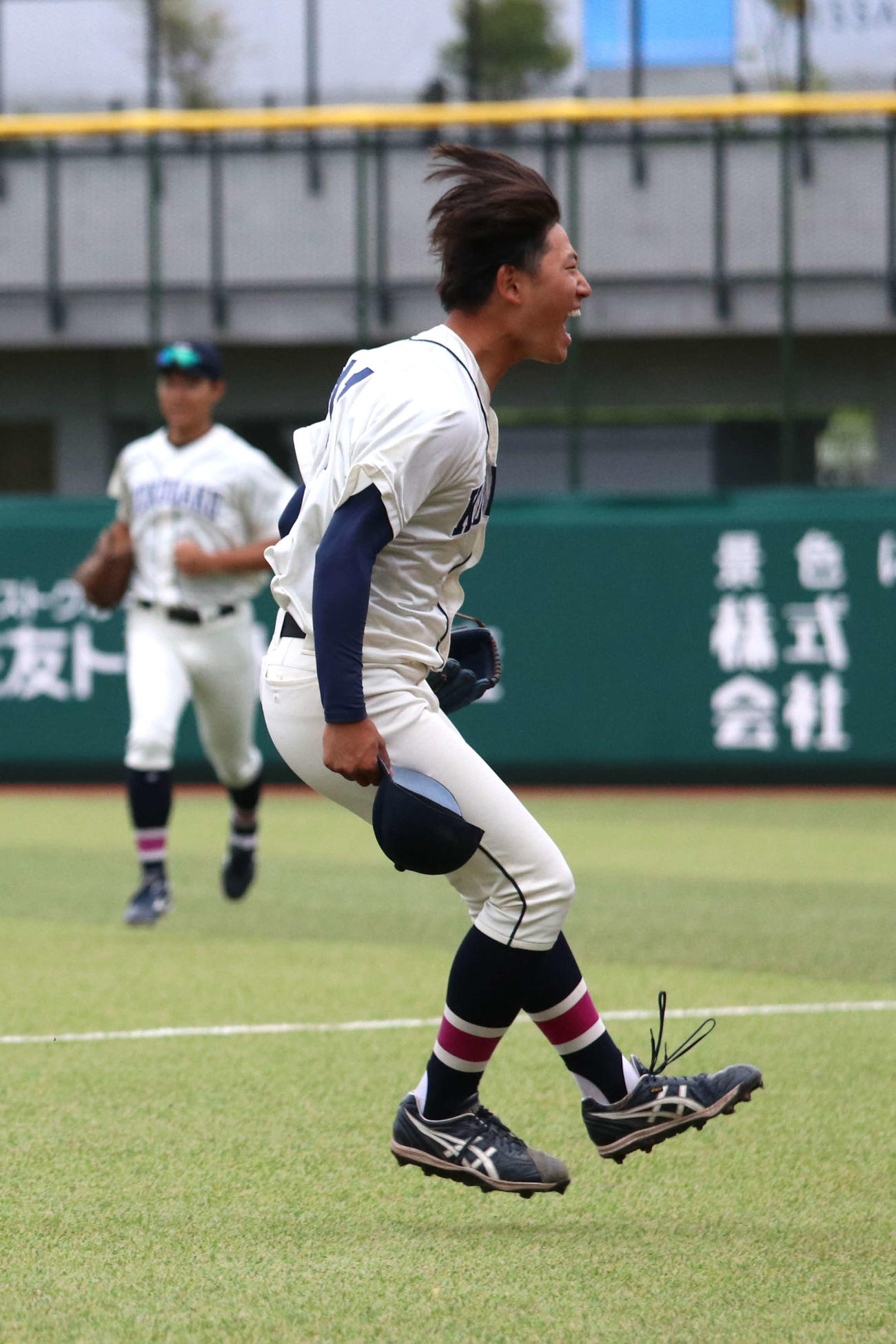 東都大学野球　中大対国学院大　7回表中大2死一、三塁のピンチを無失点で切り抜け、応援団に向かってほえる国学院大・榊原（撮影・一樹）