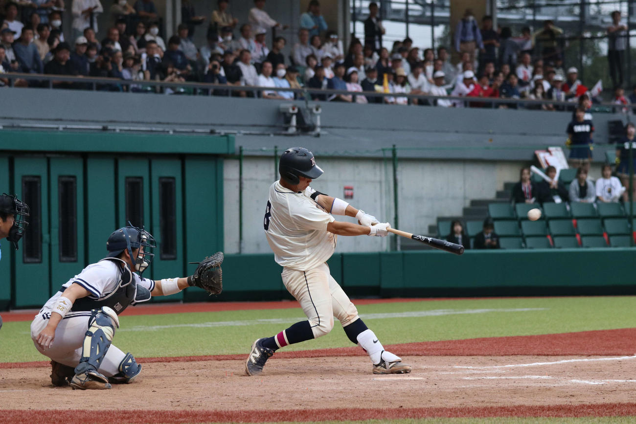東都大学野球　中大対国学院大　8回裏国学院大1死三塁、左越え適時二塁打を放つ立花（撮影・一樹）