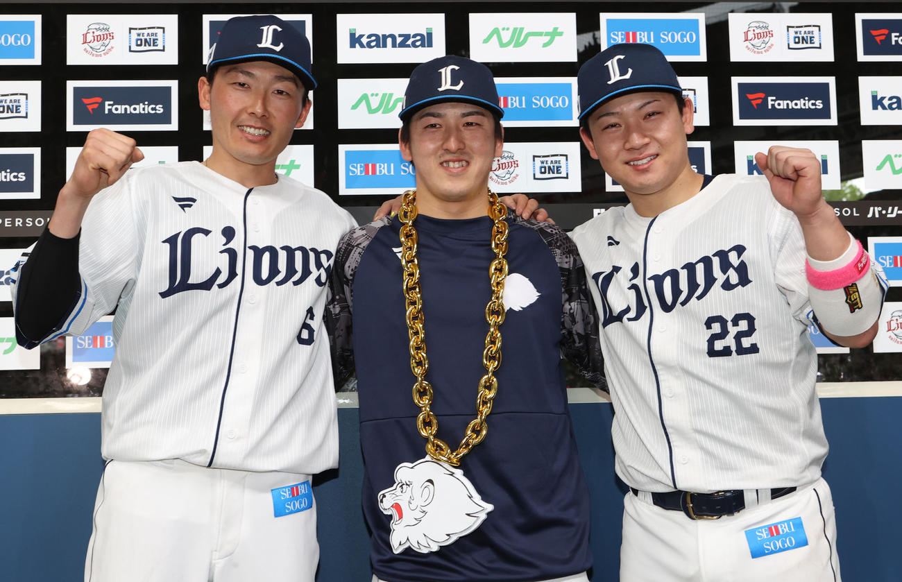西武対ロッテ　お立ち台で笑顔を浮かべる、左から源田、隅田、古賀（撮影・水谷安孝）