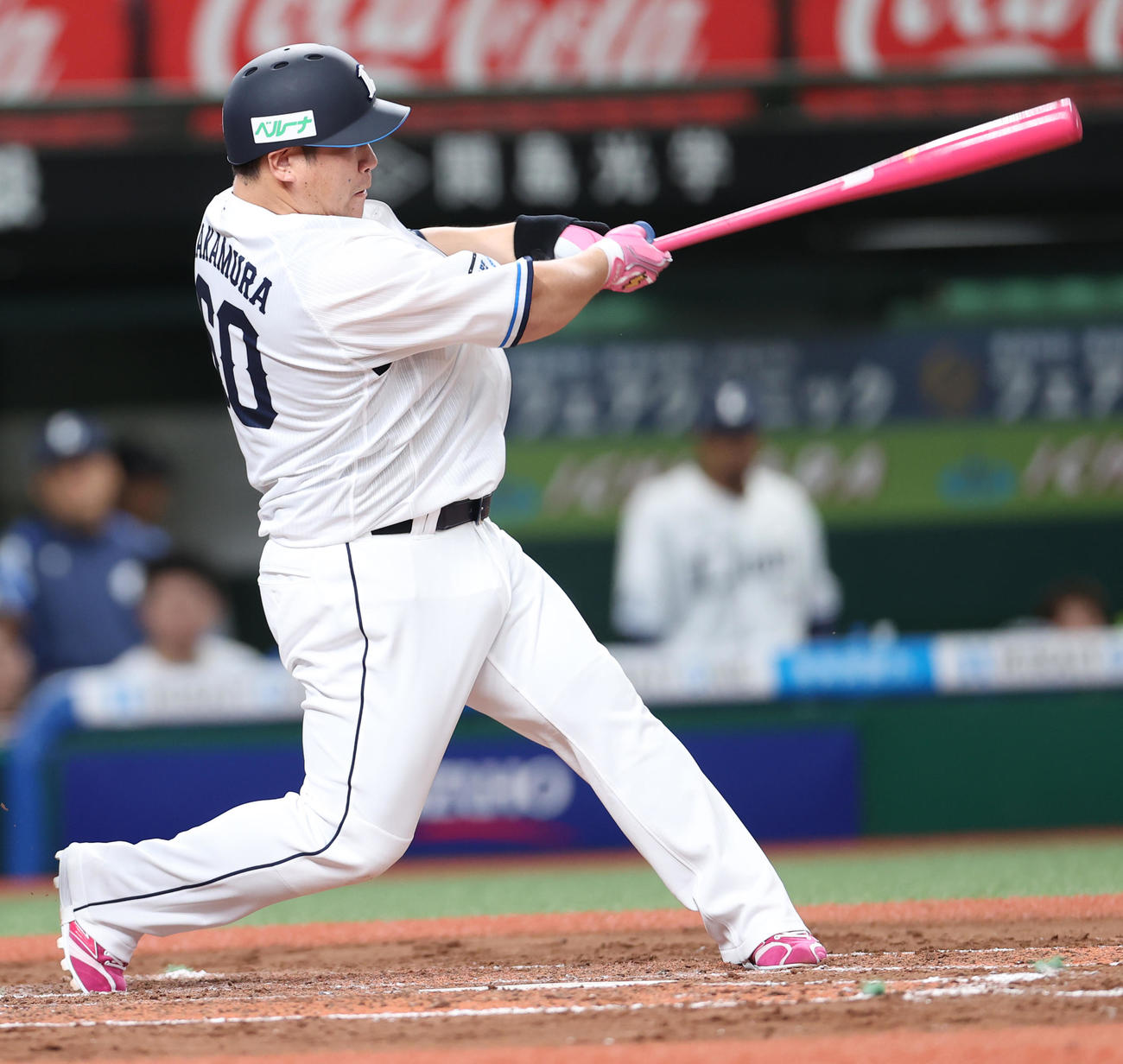 西武対ロッテ　7回裏西武1死一、三塁、適時二塁打を放つ中村剛（撮影・水谷安孝）