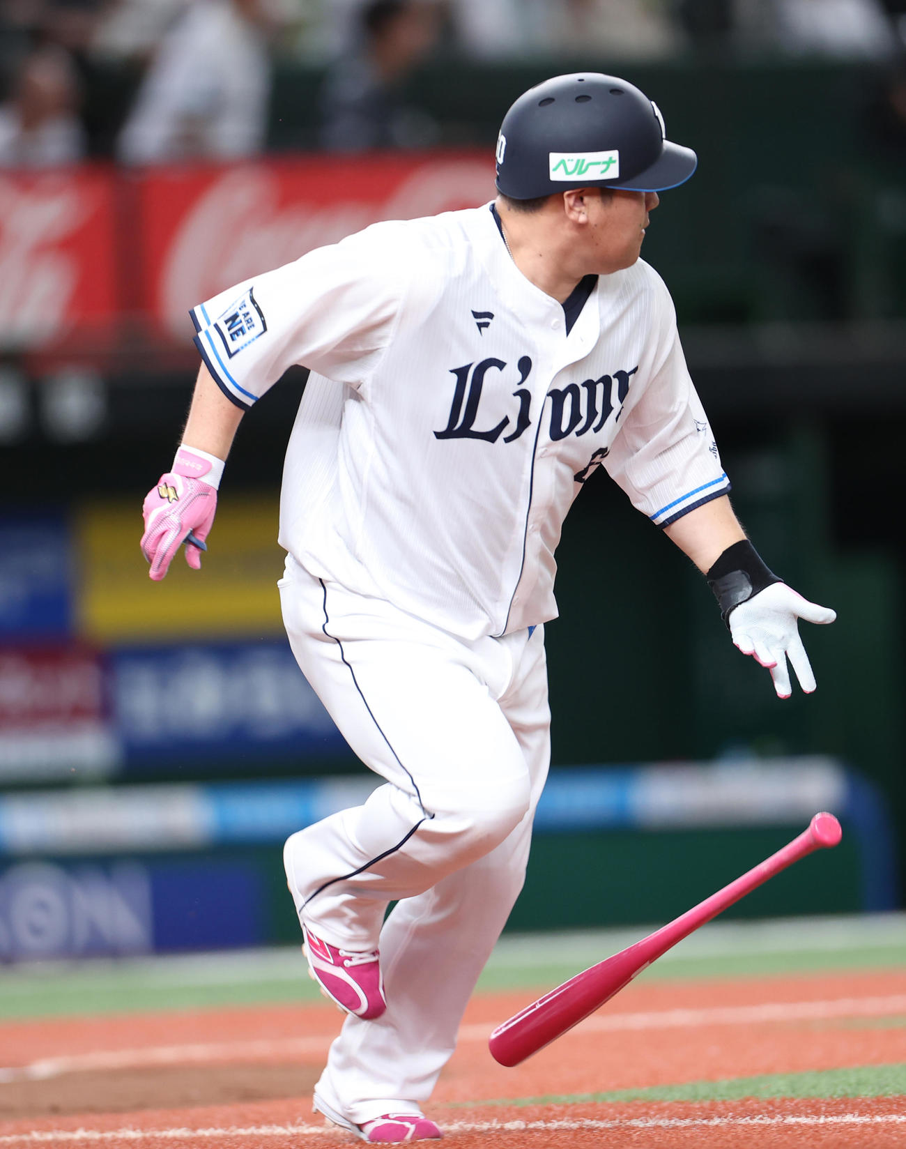 西武対ロッテ　7回裏西武1死一、三塁、適時二塁打を放つ中村剛（撮影・水谷安孝）