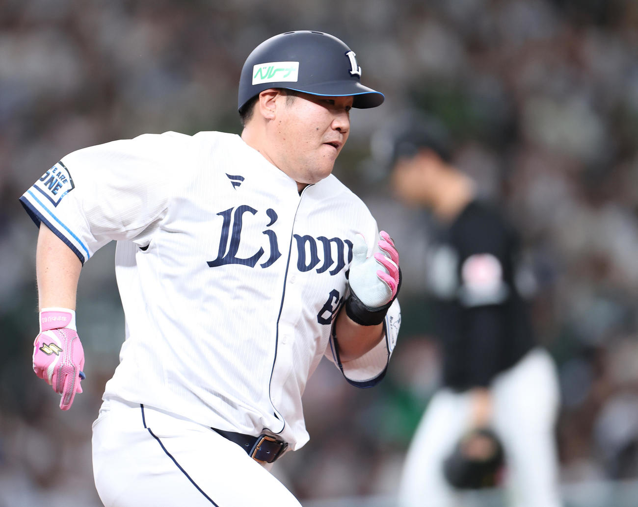 西武対ロッテ　7回裏西武1死一、三塁、適時二塁打を放つ中村剛（撮影・水谷安孝）