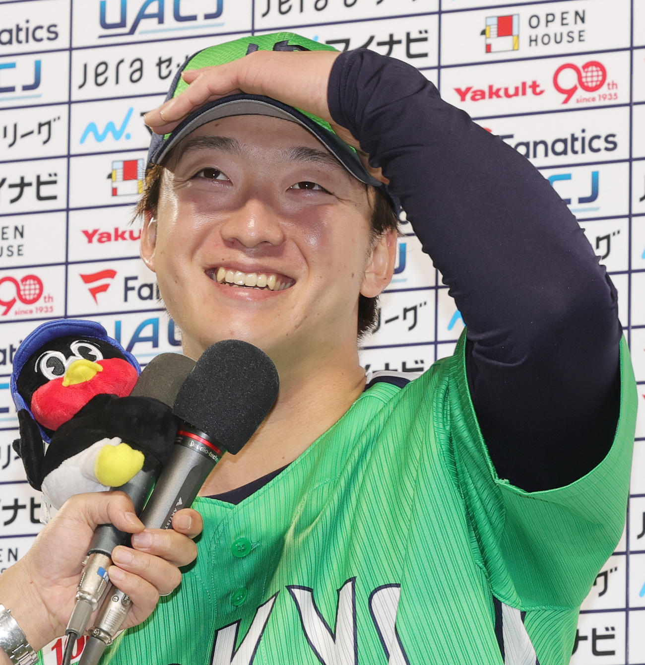 ヤクルト対巨人　母の日のお立ち台で、お母さんについて聞かれ笑顔をみせるヤクルト吉村（撮影・野上伸悟）