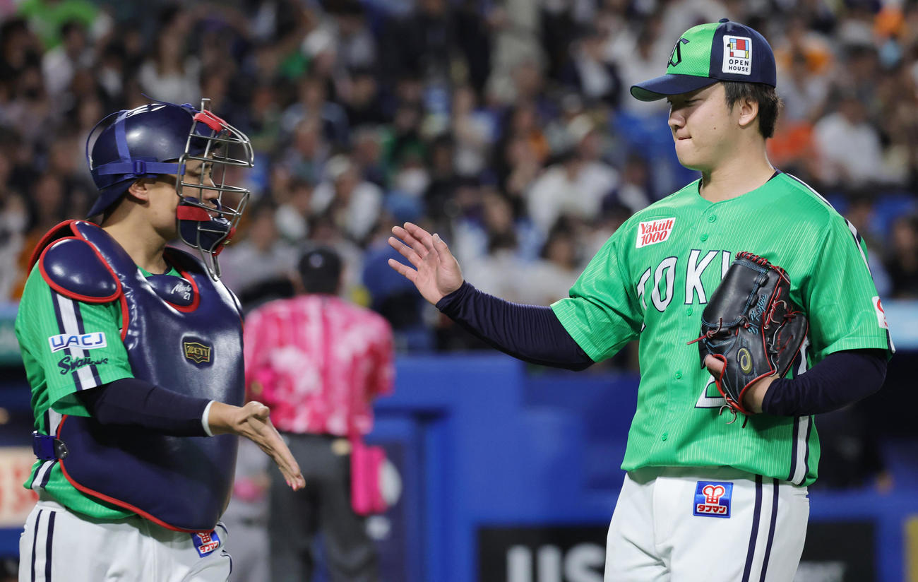 ヤクルト対巨人　4回表を終え、中村悠（左）とタッチするヤクルト先発の吉村（撮影・野上伸悟）