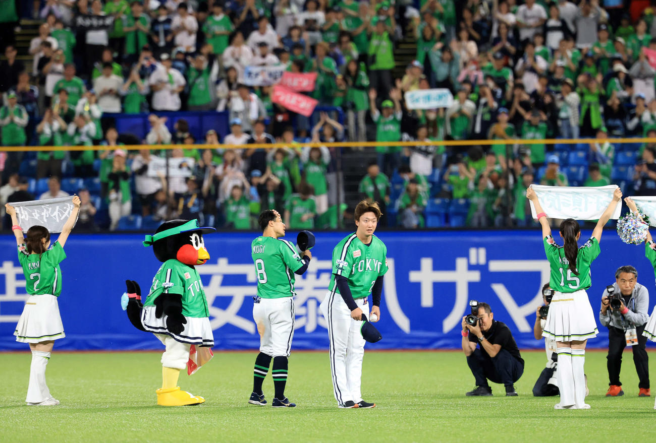 ヤクルト対巨人　右翼スタンドのヤクルトファンにあいさつする吉村（右）と茂木（撮影・浅見桂子）