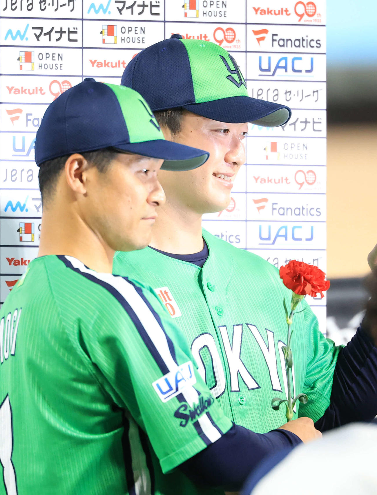 ヤクルト対巨人　ヒーローインタビューでカーネーションを手に笑顔のヤクルト吉村（右）と茂木（撮影・浅見桂子）