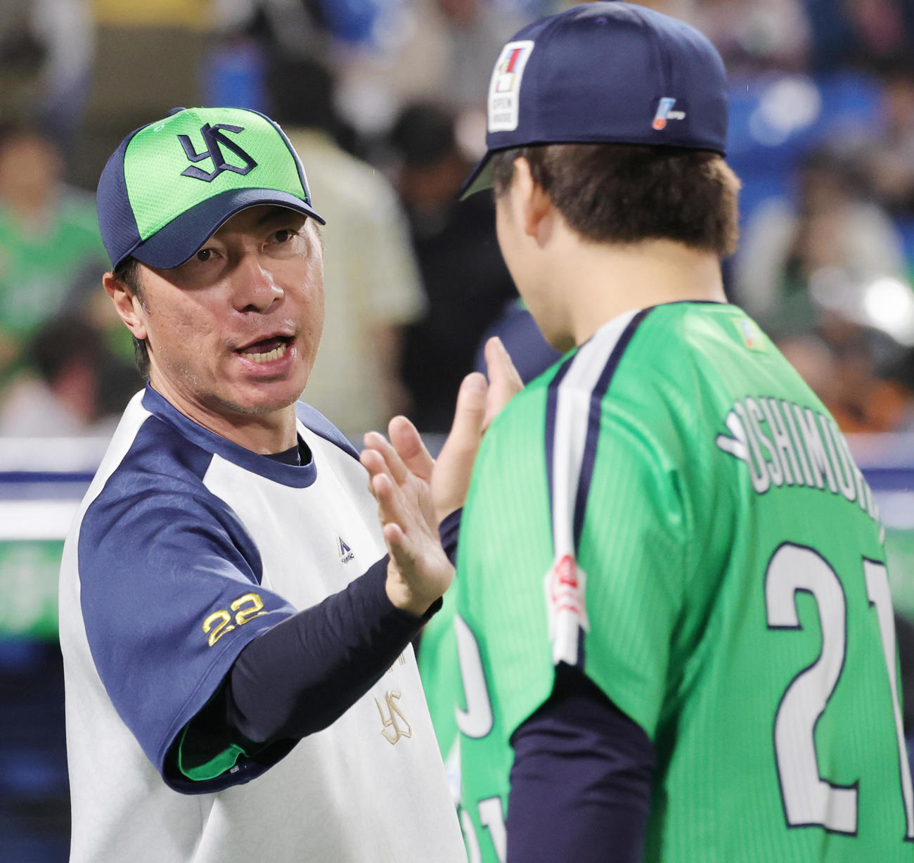 ヤクルト対巨人　吉村（右）とハイタッチして勝利を喜ぶヤクルト高津監督（撮影・野上伸悟）