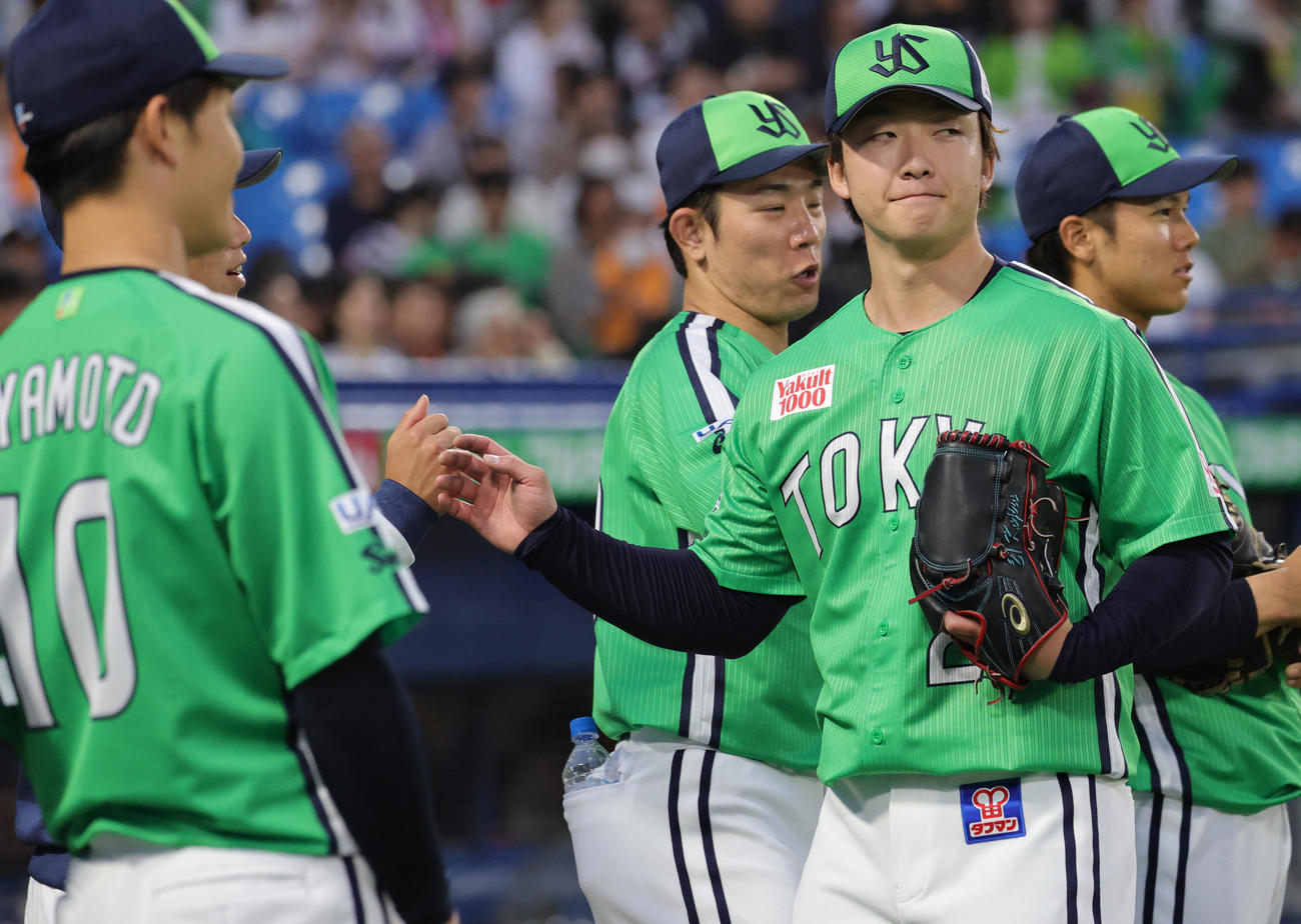 ヤクルト対巨人　1回表を終えベンチに戻るヤクルト先発の吉村（撮影・野上伸悟）